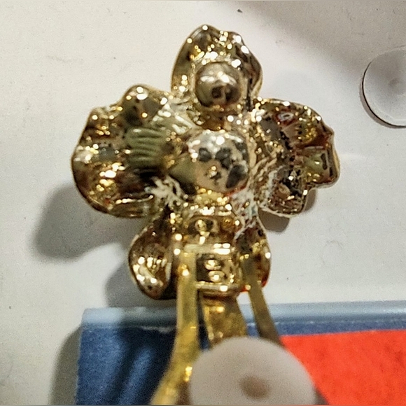 Vintage Crystal Clip-on Earrings - Picture 15 of 15